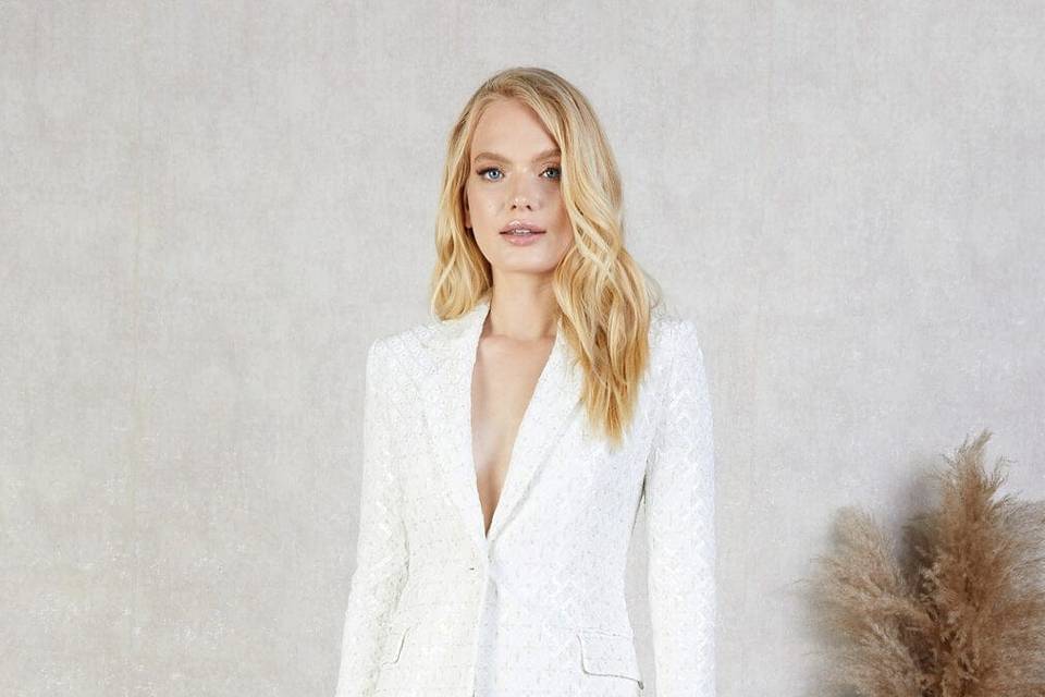 Exploring the Most Elegant Trouser Suits for Wedding